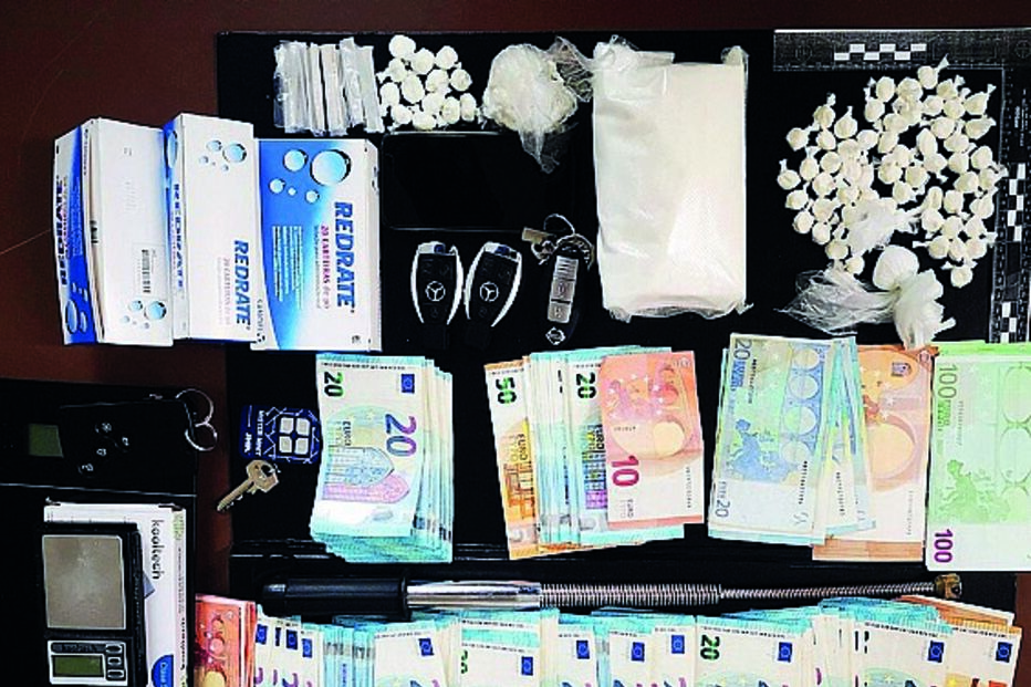 Dinheiro e droga apreendidos