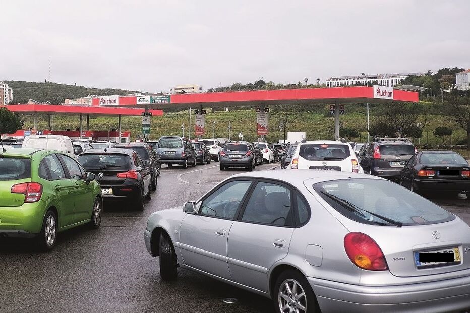 Os preços da gasolina e do gasóleo têm esta segunda-feira crescimentos históricos