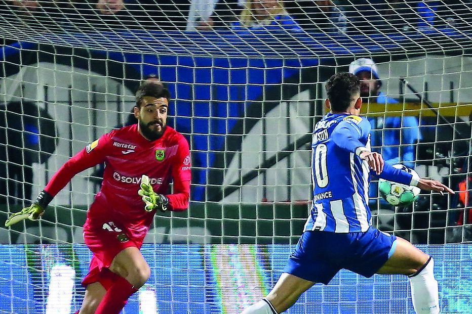 Evanilson prepara-se para bisar no jogo perante um desamparado André Ferreira 