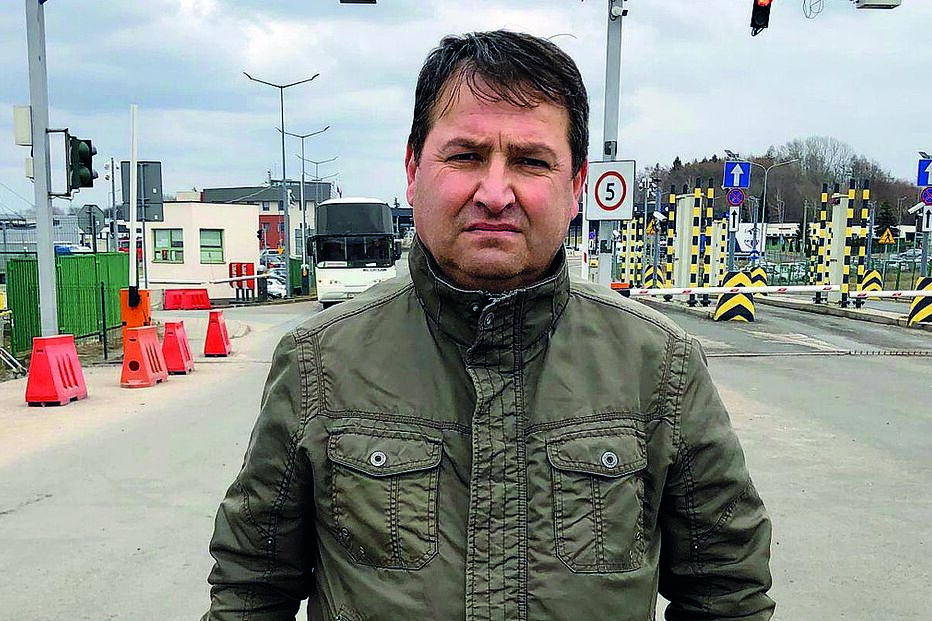 Mikola esperou 12 horas para abraçar os seus. Mas o coração está na devastação do país: “Que homem seria eu se não fosse lutar para a Ucrânia?”