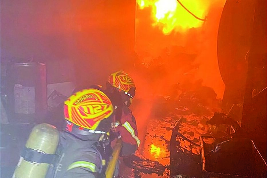 Bombeiros no combate às chamas