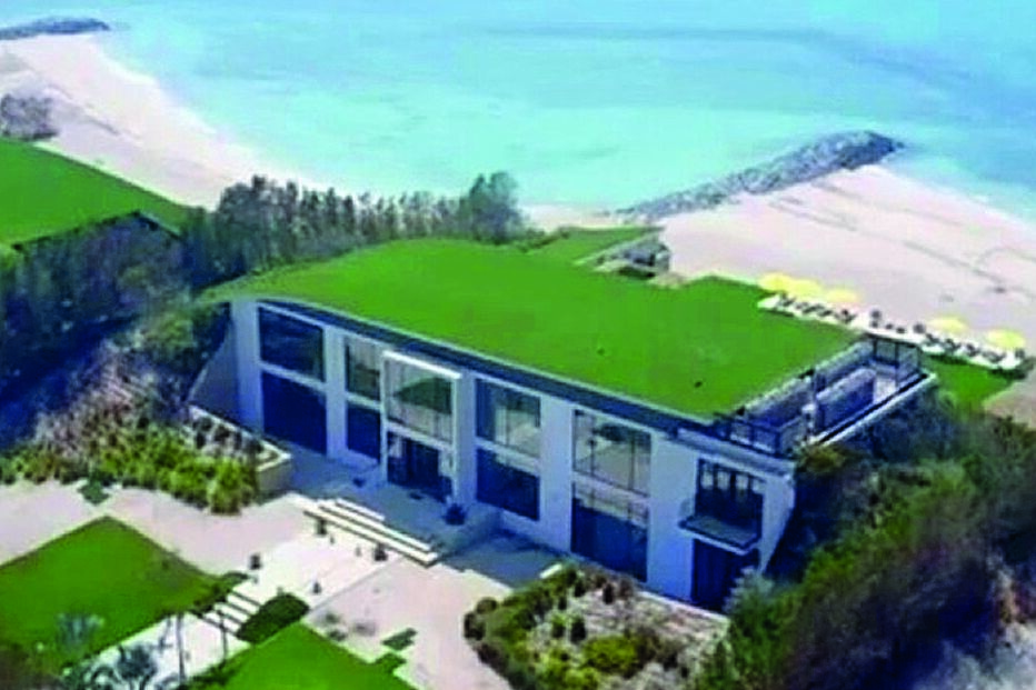 Em Abu Dhabi, Juan Carlos vive uma vida repleta de luxos e mordomias. O Rei emérito está instalado numa mansão milionária, junto à praia. É lá que se mantém afastado da vida pública 