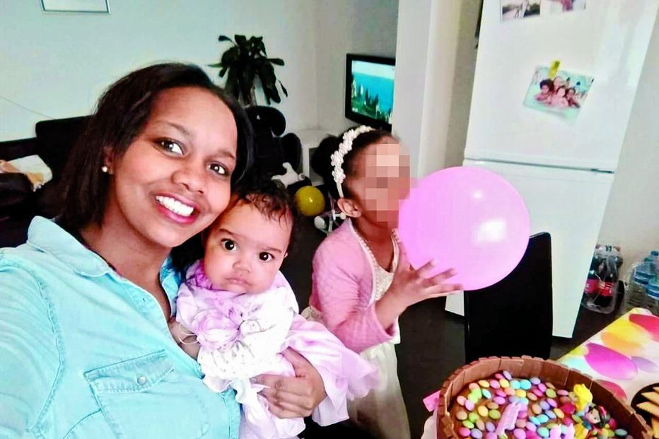 Jucelina Correia com as duas filhas 