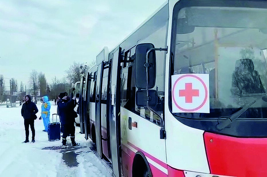 Dezenas de autocarros retiraram civis de Sumy durante cessar-fogo