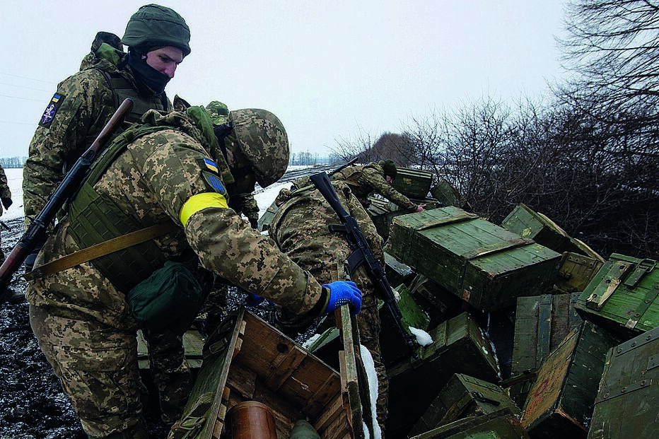 Militares ucranianos inspecionam munições retiradas de veículos russos destruídos em Sumy