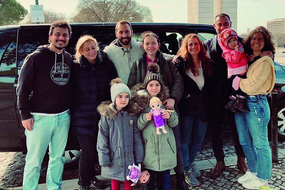 Bruno Batista (à dir.) com o colaborador do Grupo GCI, que lidera, e com os refugiados que chegaram a Lisboa 