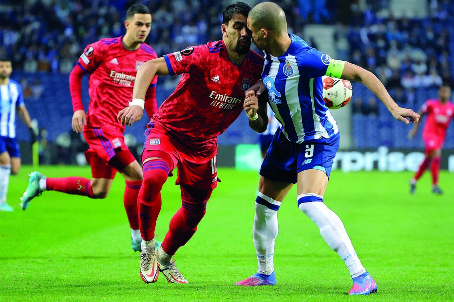Choque violento entre Paquetá e Pepe, no início do jogo
