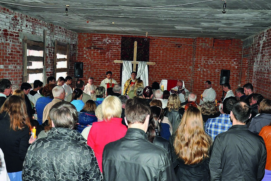 O padre Pavlo celebrou missa enquanto as condições o permitiram 