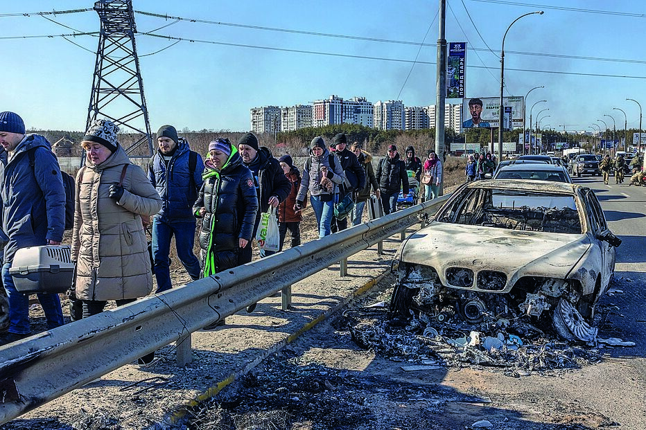Milhares de ucranianos abandonam irpin, cidade próxima  de kiev, uma das zonas mais afetadas pelos ataques russos. 