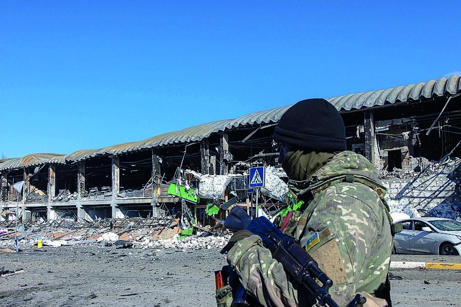 Soldado ucraniano olha na direção da cidade de bucha, controlada pelos russos. 
