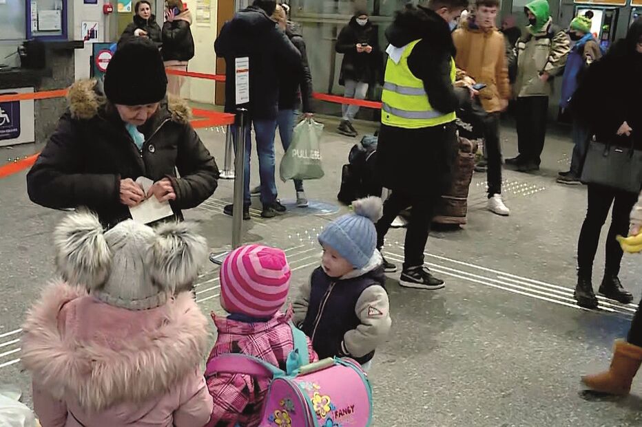 Desconhecido dá envelope com dinheiro a idosa acompanhada de três crianças vindas da Ucrânia