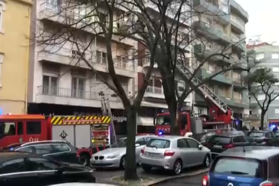 Incêndio leva a evacuação de prédio de 6 andares em Lisboa