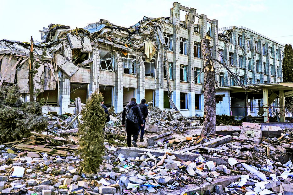 Escola em Zhytomyr destruída por um ataque das tropas russas
