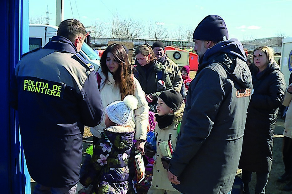 Refugiados ucranianos na Roménia. Estiveram instalados num campo de futebol. Setenta estão a caminho de Portugal, por iniciativa da Câmara de Cascais