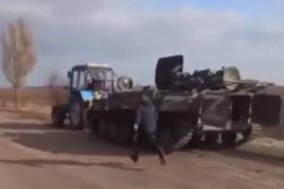 Agricultores ucranianos usam tratores para rebocar tanques russos