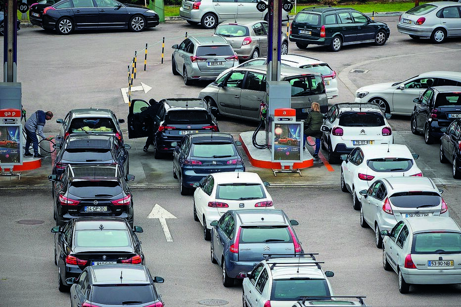 IVA cobrado a mais será cortado no imposto sobre produtos petrolíferos, mas não impede subidas elevadas dos combustíveis 