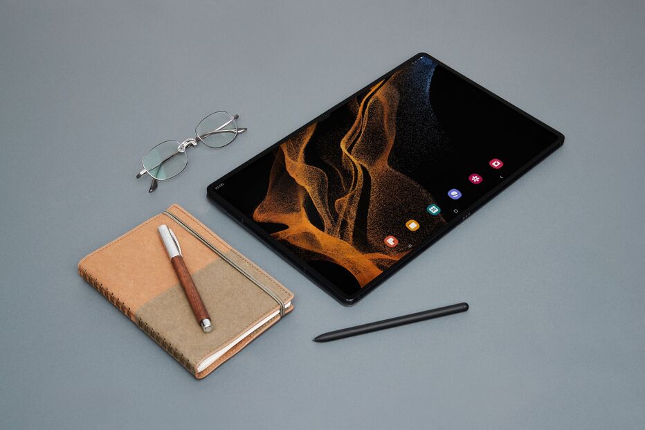 2022-03-14_15_43_57 008_design_galaxytabs8ultra_with_book_cover_graphite.jpg