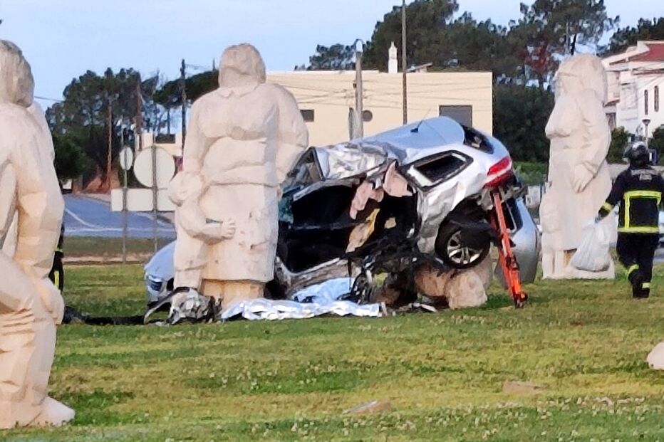 Carro desfeito em Faro