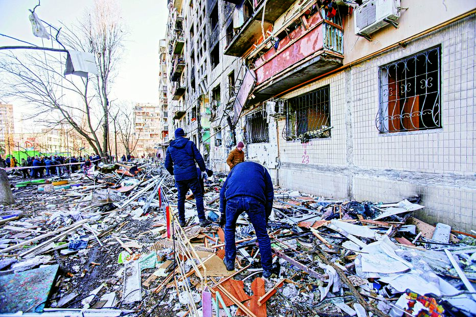 Bombardeamento deixou rasto de destruição. Ataque fez mortos e feridos civis