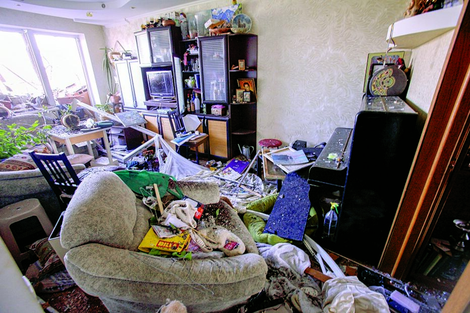 Interior da sala de estar de um dos apartamentos atingidos pelo ataque 