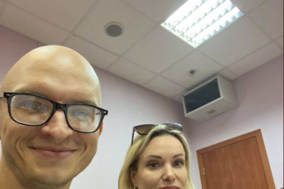 Marina Ovsyannikova com advogado