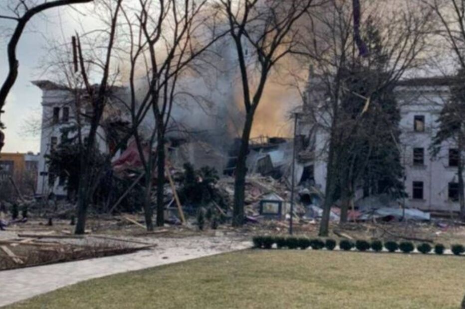 Teatro bombardeado com civis no interior em Mariupol fica parcialmente destruído
