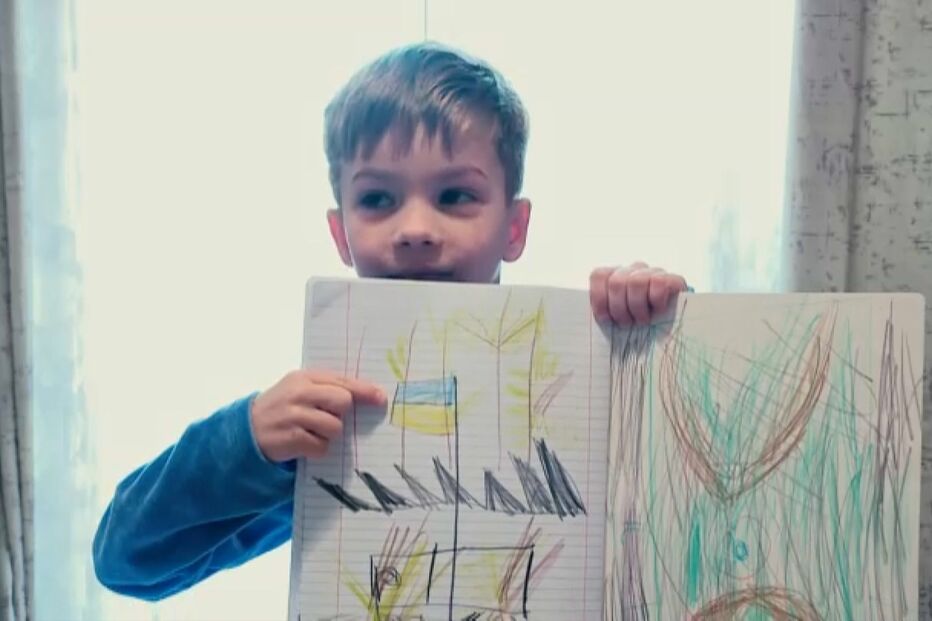 Sozinho no quarto dos avós, Arsen, de seis, desenha tanques russos a serem abatidos pelos soldados ucranianos