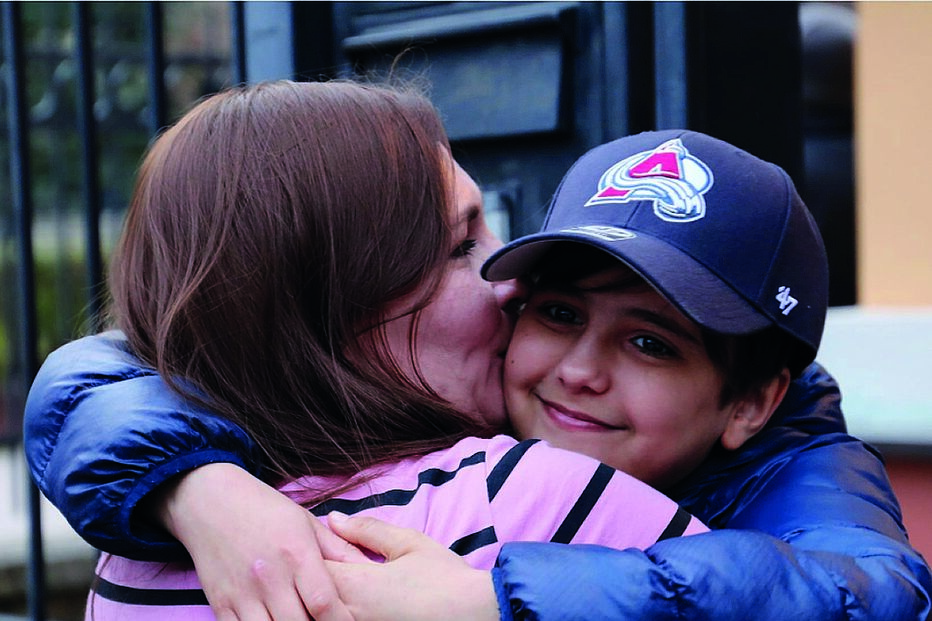 Mãe e filho num reencontro emocionado
