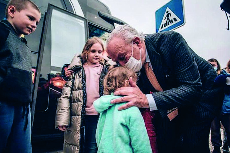 Pedro Santana Lopes recebe Dasha, uma menina ucraniana, “loirinha, de olhos azuis”, que chegou à Figueira da Foz para fugir à guerra