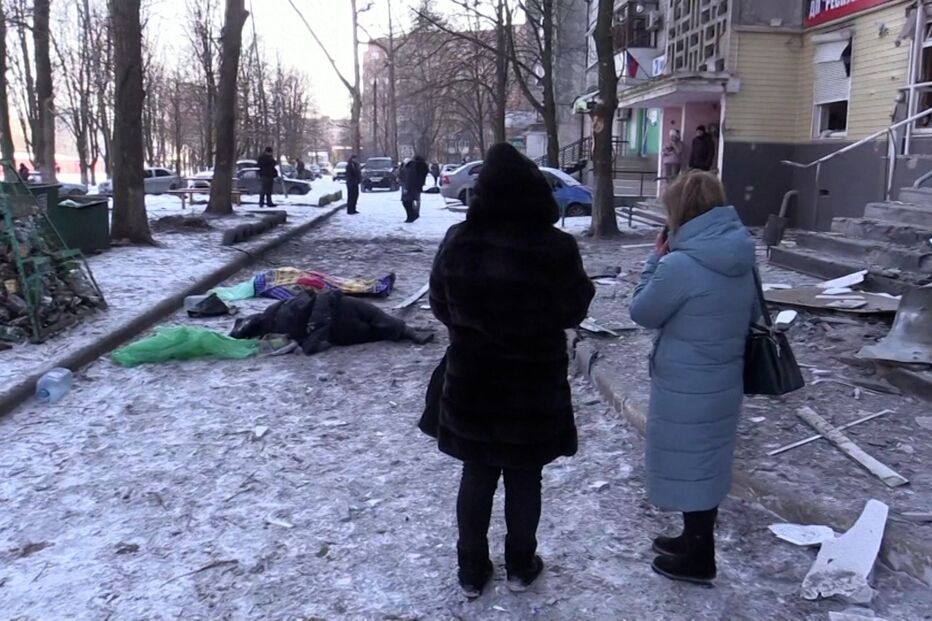 Mortos e destroços nas ruas de Donetsk após bombardeamento atingir prédio