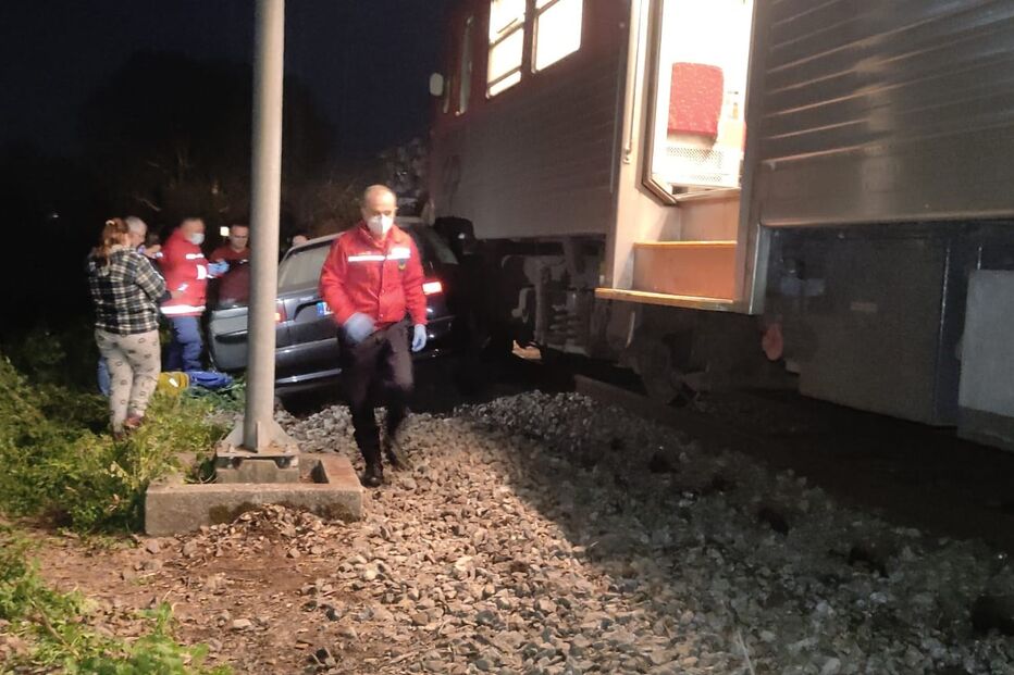 Homem ferido após carro em que seguia ter sido abalroado por um comboio em Santa Maria da Feira