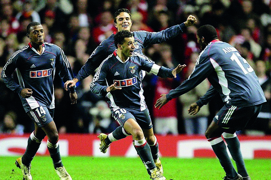 Simão marcou um dos golos com que  o Benfica afastou o Liverpool, em Anfield, em 2006