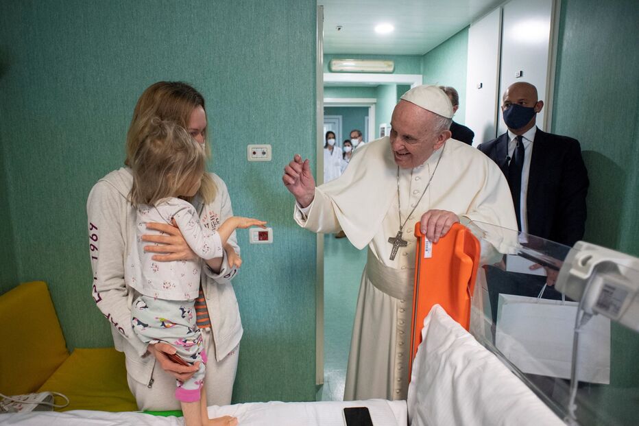 Papa Francisco visita hospital em Roma com crianças refugiadas ucranianas