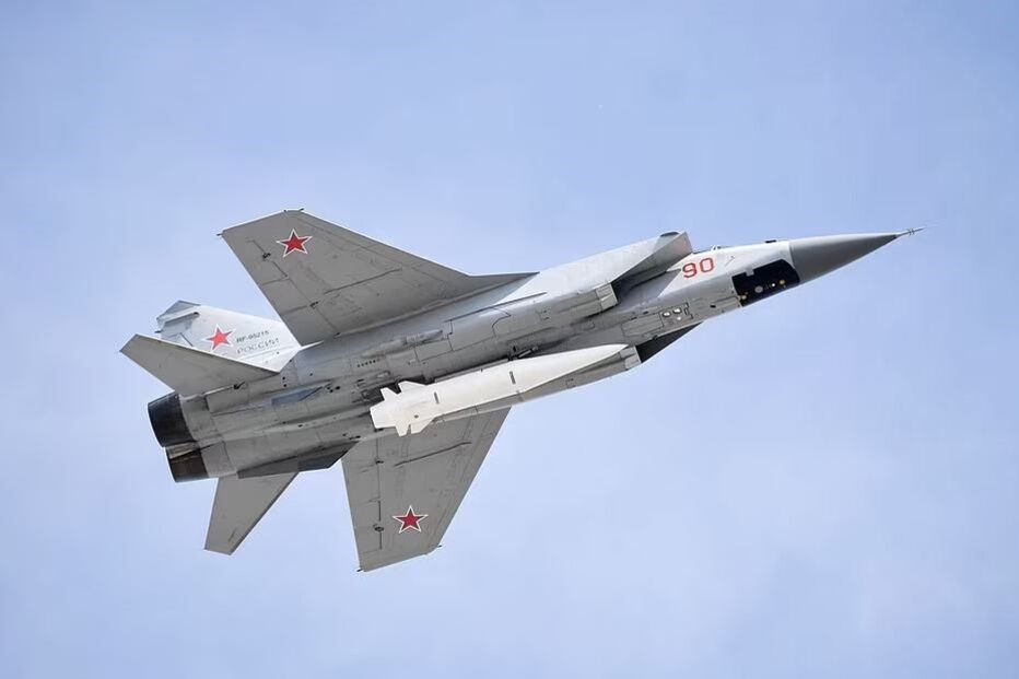 Caça MiG-31 com míssil hipersónico