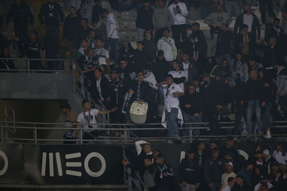 Confronto entre adeptos e polícias no jogo V. Guimarães-Sporting