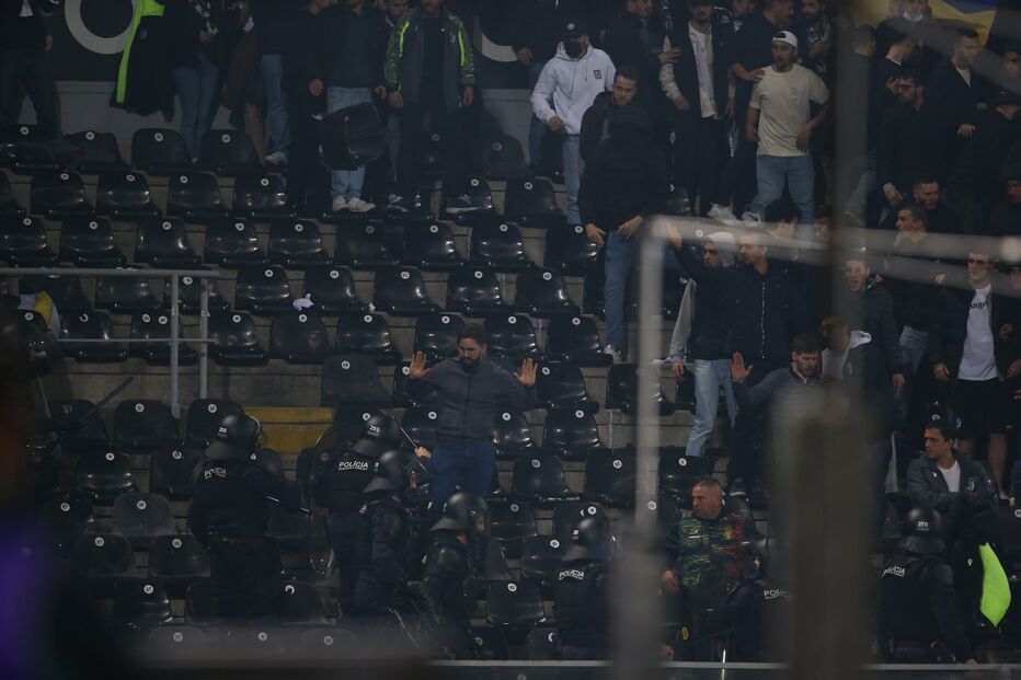 Confronto entre adeptos e polícias no jogo V. Guimarães-Sporting