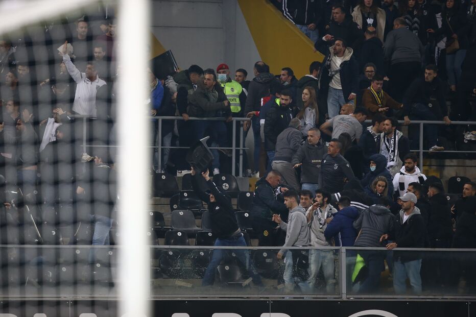 Confronto entre adeptos e polícias no jogo V. Guimarães-Sporting