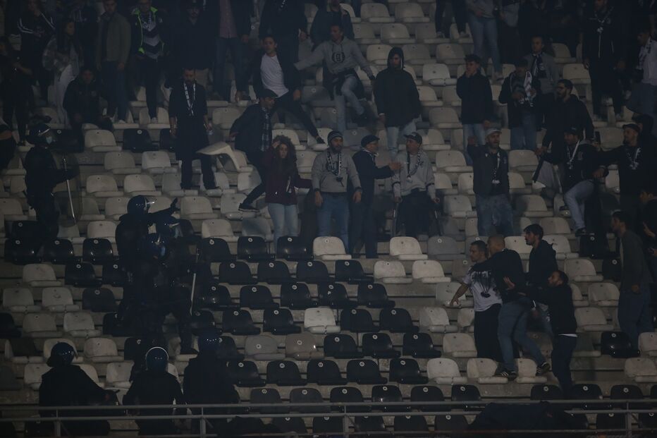 Confronto entre adeptos e polícias no jogo V. Guimarães-Sporting