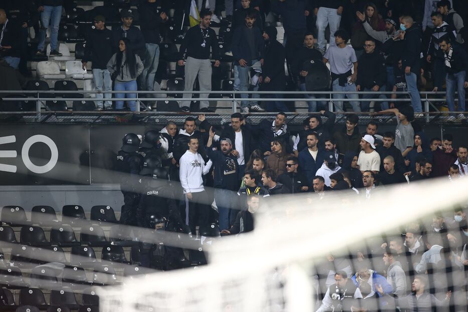 Confronto entre adeptos e polícias no jogo V. Guimarães-Sporting