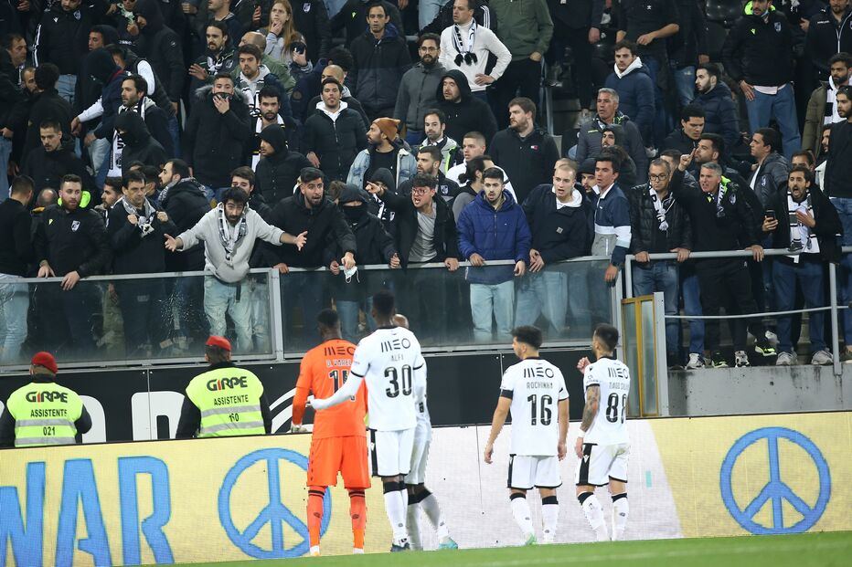 Confronto entre adeptos e polícias no jogo V. Guimarães-Sporting