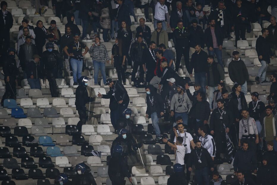Confronto entre adeptos e polícias no jogo V. Guimarães-Sporting