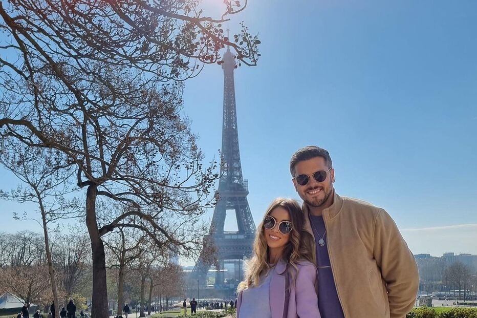 Mickael Carreira com a namorada e a filha em Paris