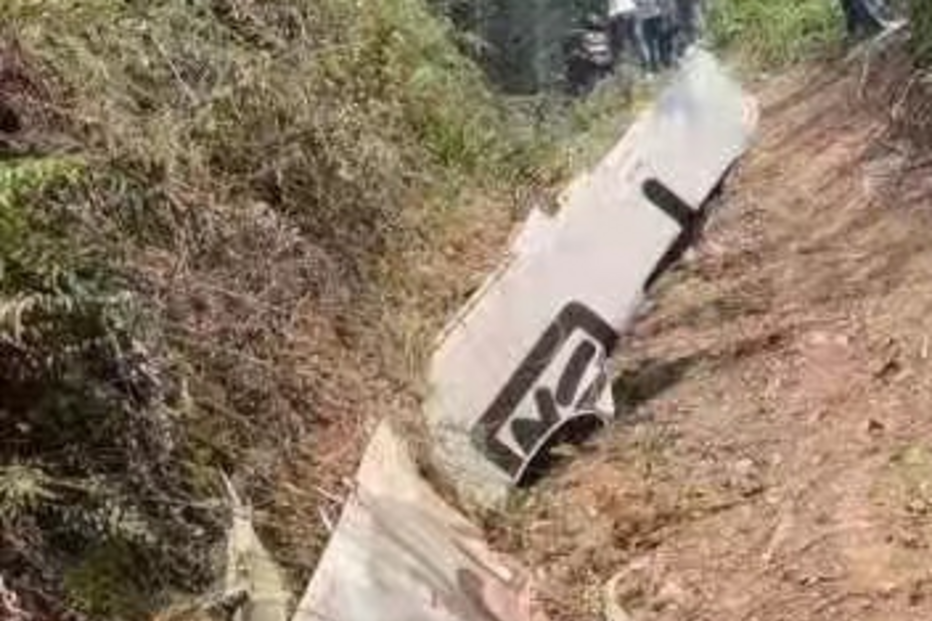 Avião despenha-se na China