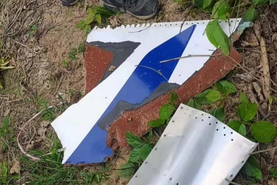 Avião despenha-se na China