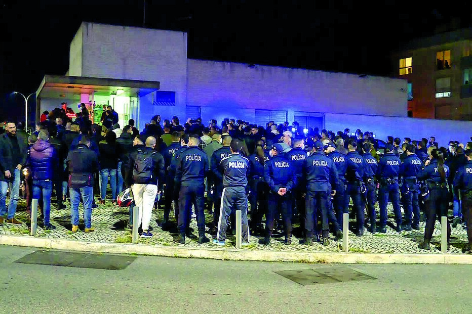 Colegas do agente prestaram ontem à noite homenagem junto à Esquadra de Alfragide, a que pertencia 