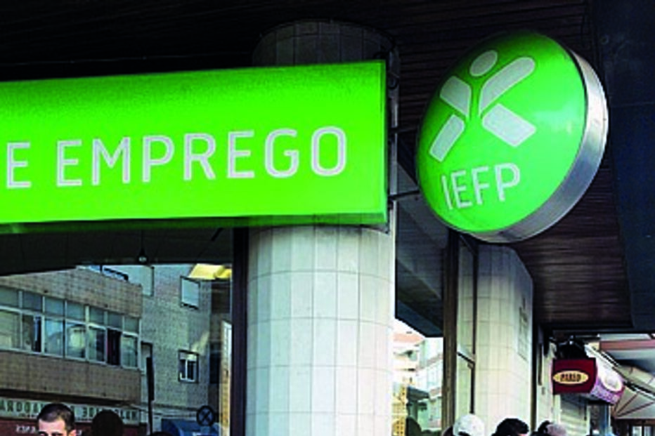 Desemprego recua 20,3% face a fevereiro de 2021