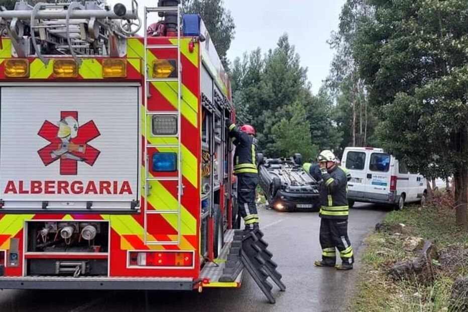 Mulher fica ferida após colisão entre duas viaturas em Albergaria-a-Velha