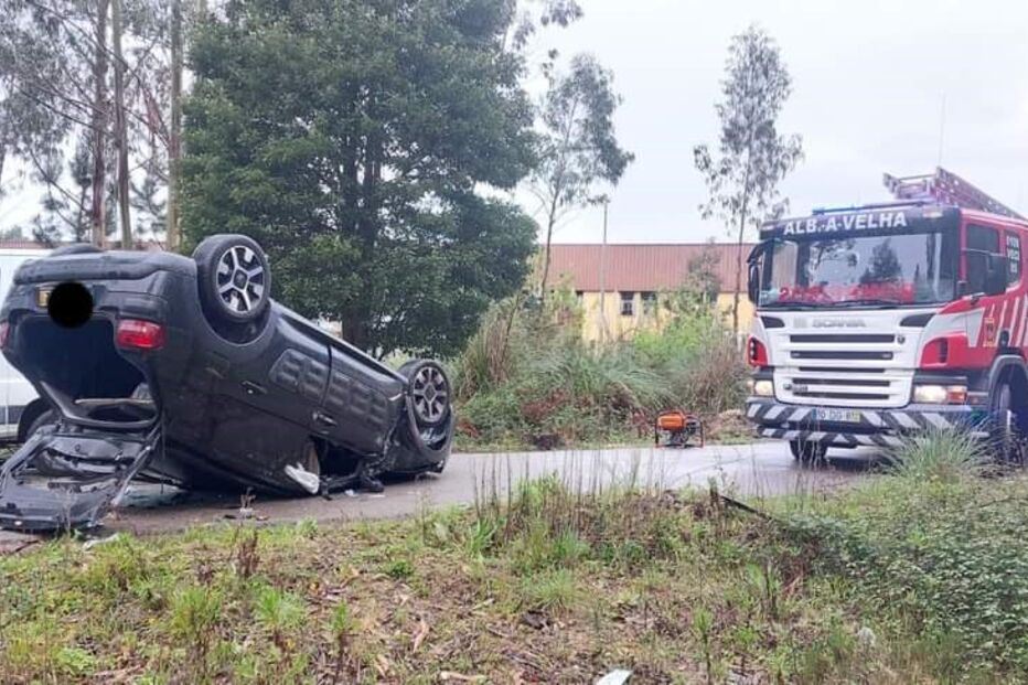 Mulher fica ferida após colisão entre duas viaturas em Albergaria-a-Velha