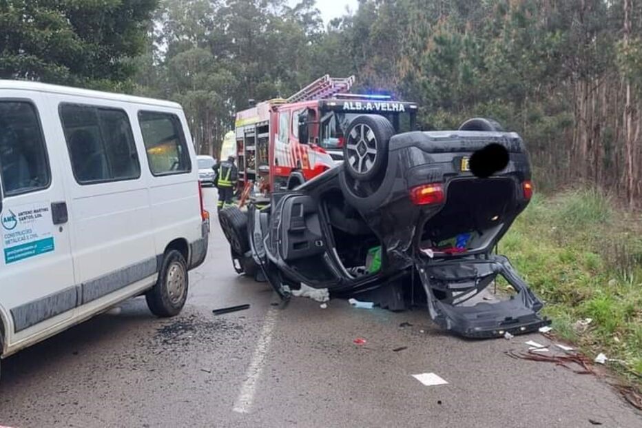Mulher fica ferida após colisão entre duas viaturas em Albergaria-a-Velha