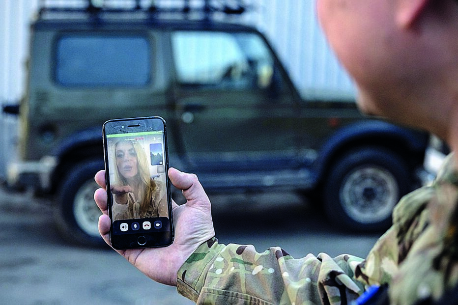 Saudade. Um soldado ucraniano estacionado em kiev  fala com  a sua mulher através  de uma video-chamada. 